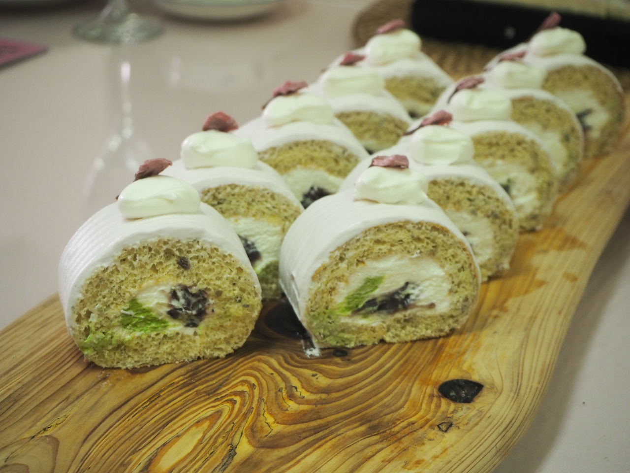 2019桜開花 こちらの桜も満開です Gouter De Maman 桜のロールケーキ 晴れ後時々sweets