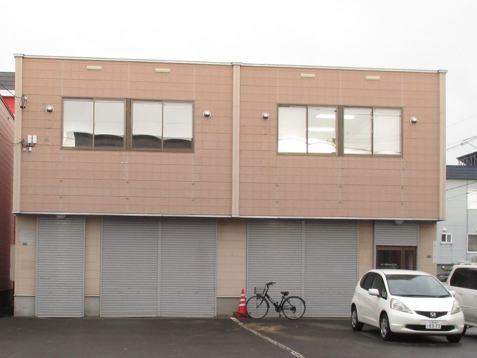 人気の倉庫付き事務所 駐車場縦列4台賃料込です 1階倉庫 2階事務所 物件no 札幌テナント物件ブログ