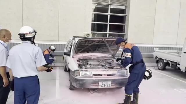 【画像】「エンジンが切れない‼︎」←車が炎上
