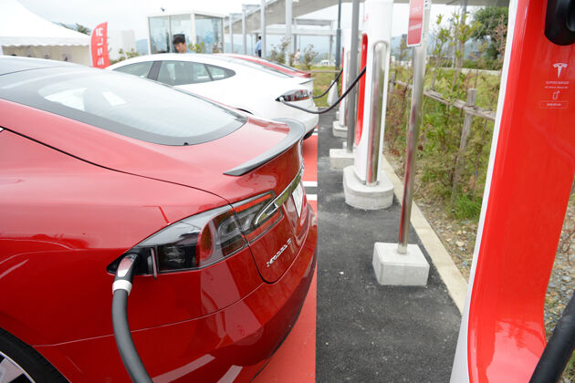 【悲報】「15分で275km分の充電ができる」←ガソリン車と大差ない？