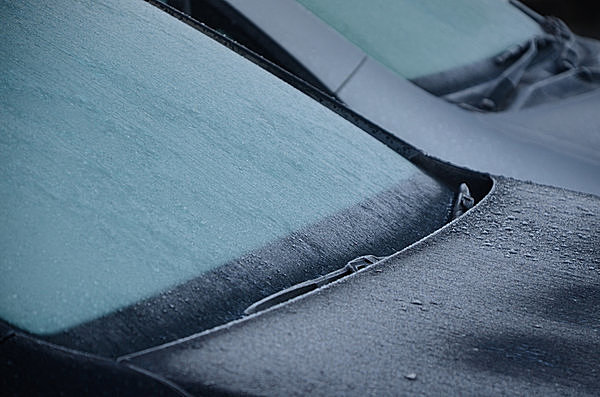 【疑問】凍った車のフロントガラスの溶かし方は？