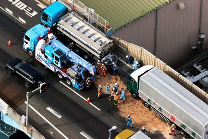 【事故】阪神高速でタンクローリーと大型トラックに挟まれる