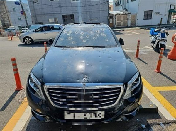 【衝撃】 不法駐車したメルセデス・ベンツS500、に対する住民の怒りがこちらです。