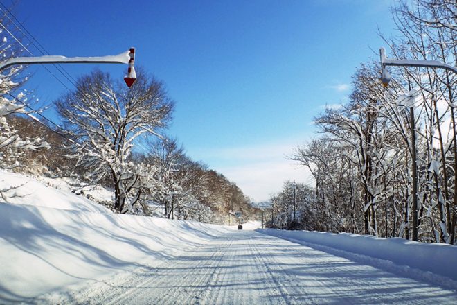 【交通】うっすら雪が積もっただけでも、運転がチンタラになるのはなぜ・・