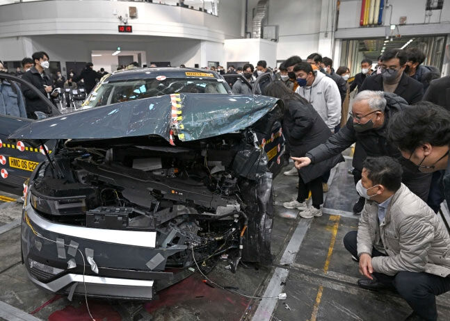 【EV】時速64キロで衝突試験…現代自「アイオニック5」 車内の安全確保に成功　