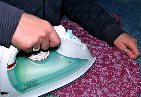 ironing-1413631-638x437