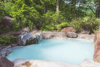 真っ白な燕温泉