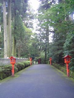 参道と燈篭