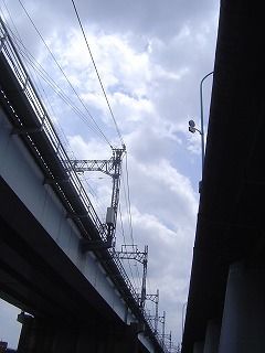 陸橋下からの空
