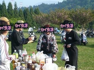 パンに何かを挟む人