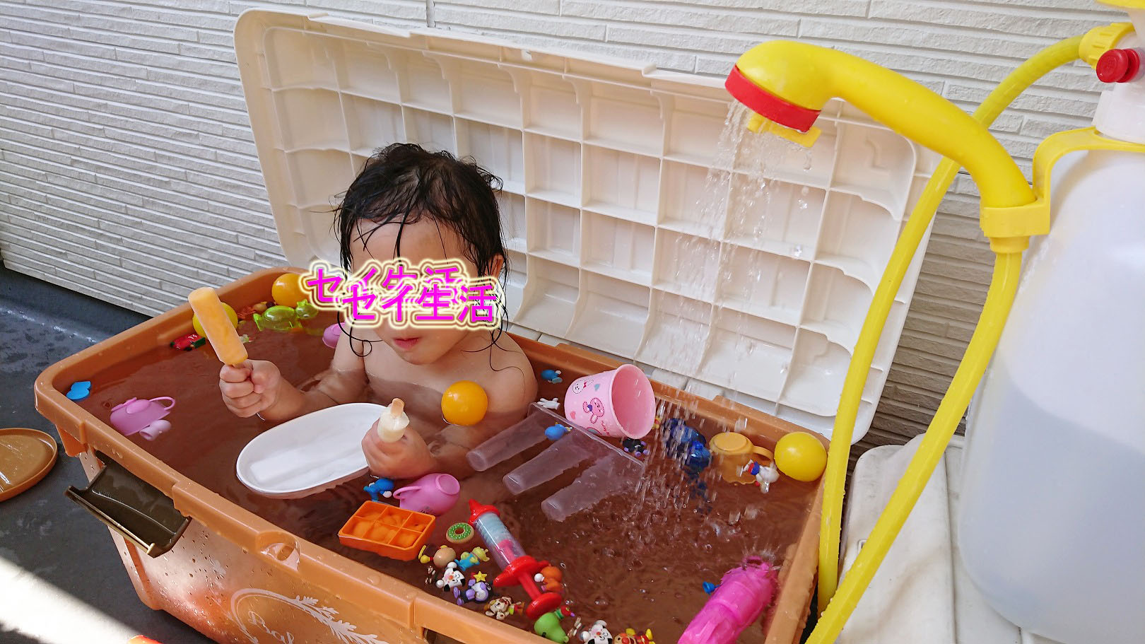 娘と水遊びをする 休日 碧い空と本当の気持ち 娘と水遊びをする 休日 碧い空と本当の気持ち