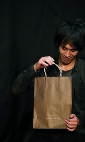 手に持つは遺骨!
