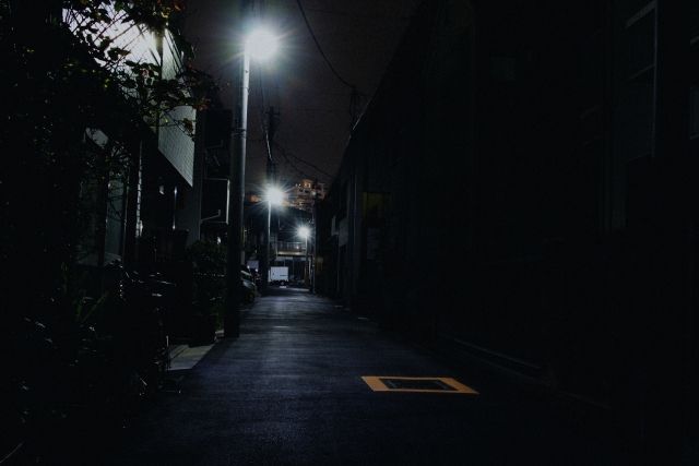 住宅街暗い道