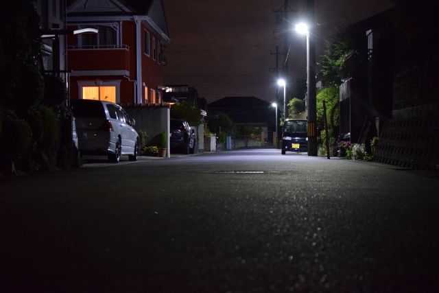 暗い住宅街の道