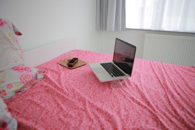 ベッドに置かれたノートパソコン