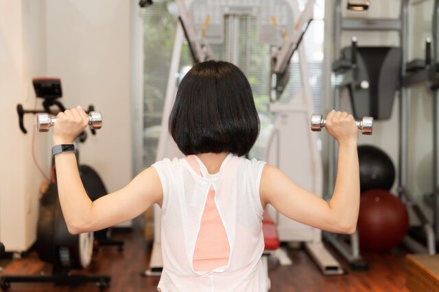 ジムで運動する女性
