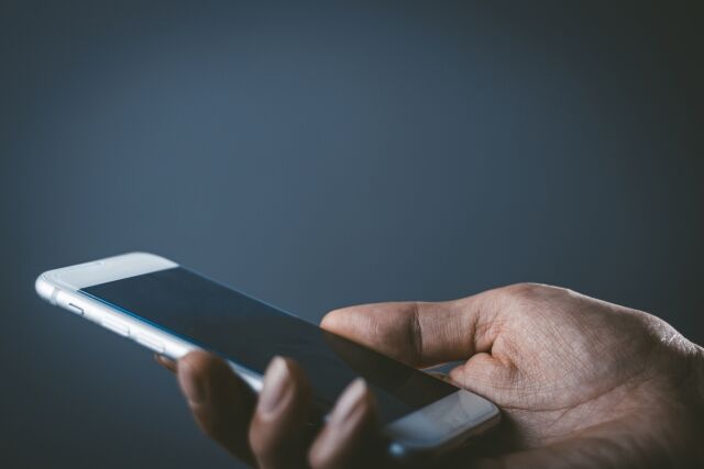 スマホを触る男の手