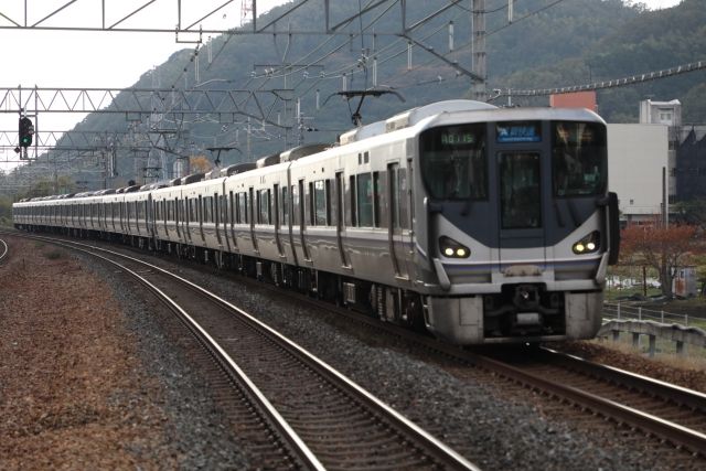 線路を走る新快速の電車