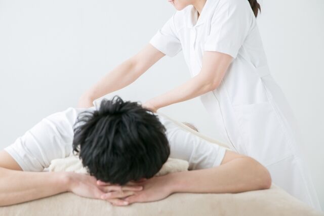 エステを受ける男性
