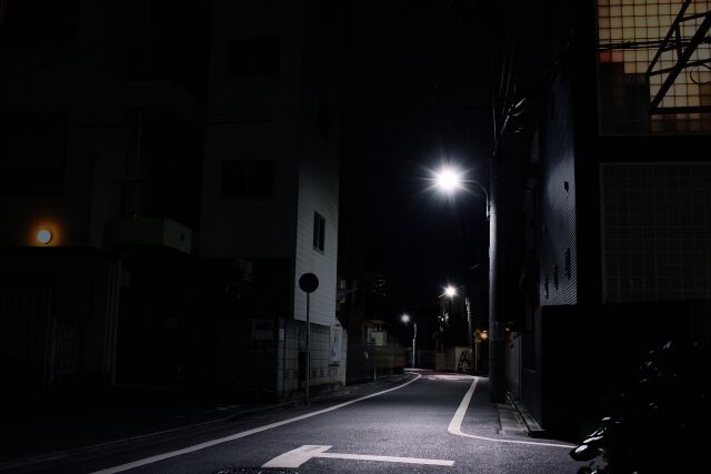 住宅街の暗い道
