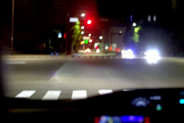 夜の信号待ちの車内