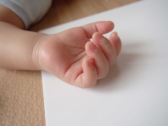 赤ちゃんの手