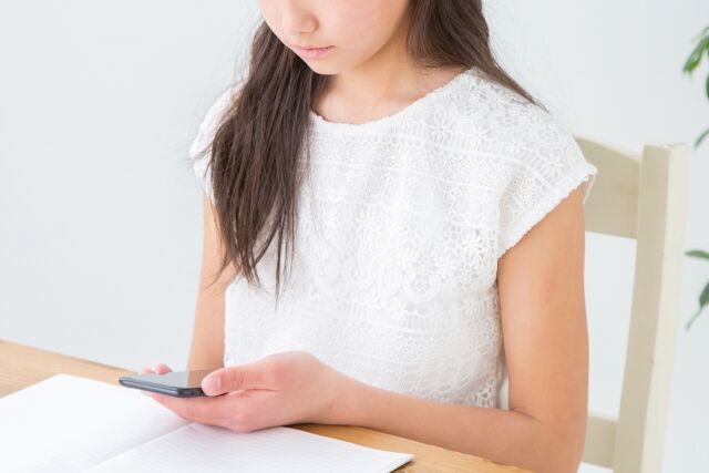 スマホを使う女の子