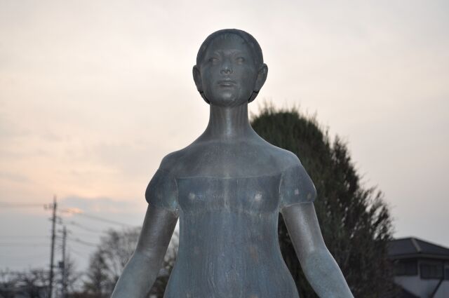 女性の銅像（オブジェ）