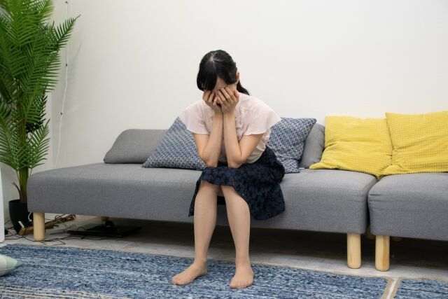 ショックを受けている女性