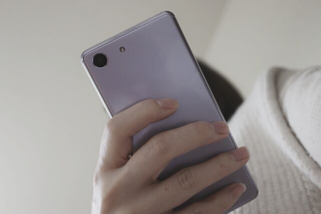 スマホを持つ少女