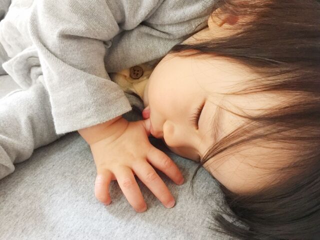 昼寝する女の子