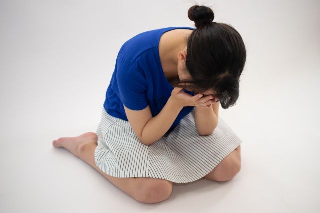 座り込んで泣く女性