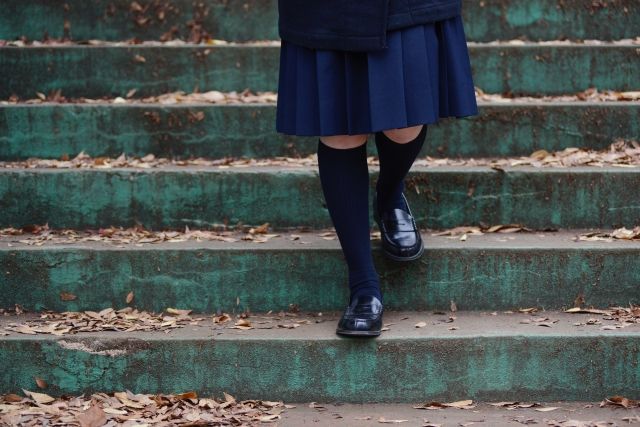 歩く女子高生の少女