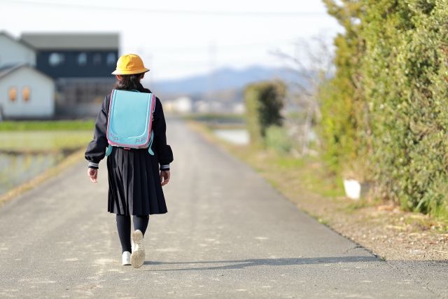 学校へ登校中の小学生の女の子