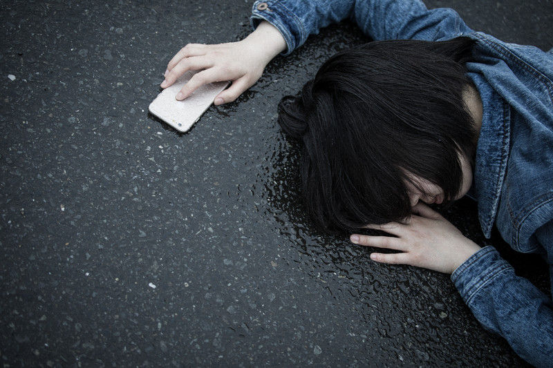 道に倒れている女性