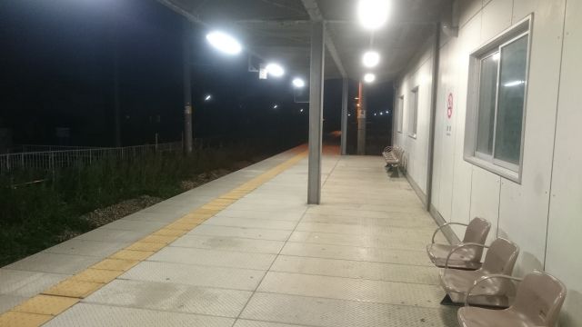 夜の駅のホーム