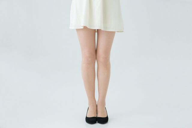 スカートを履いた女性の足