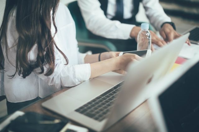 パソコンをする男性