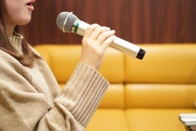 カラオケをする女性