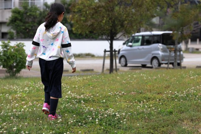 小学生の女の子の後ろ姿