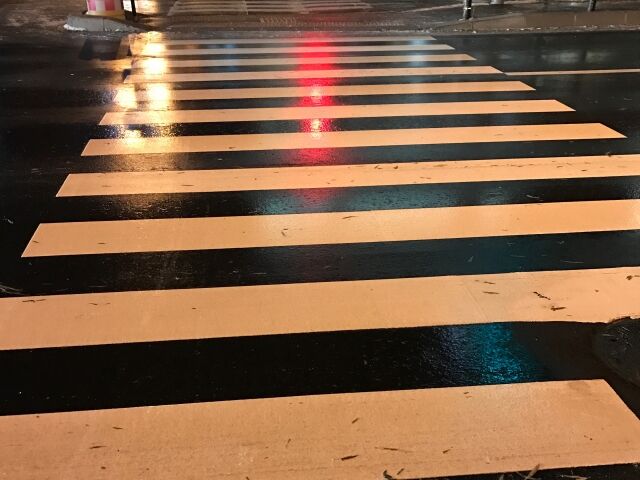 雨に濡れた横断歩道
