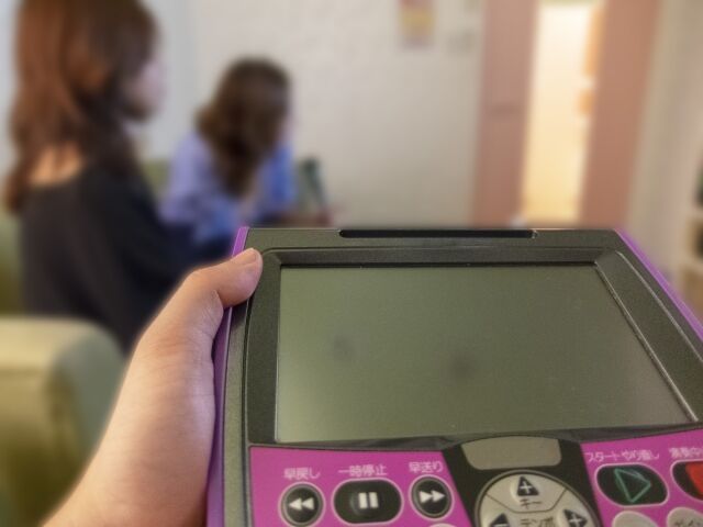 カラオケをする女性たち