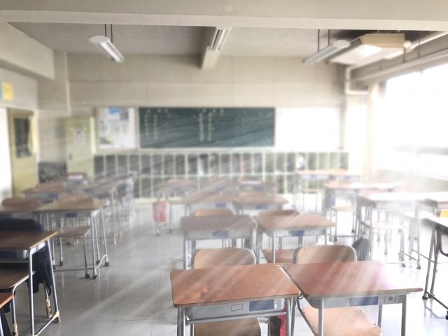 小学校の教室内の写真画像