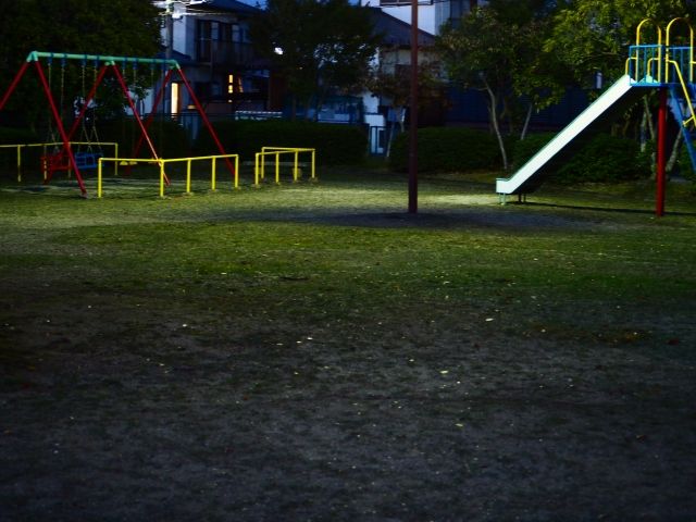 夜の公園(ブランコと滑り台)