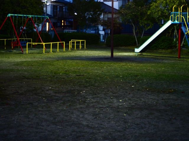 夜の公園（ブランコと滑り台）