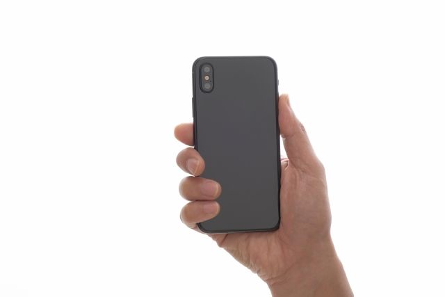 スマホを持つ男性の手