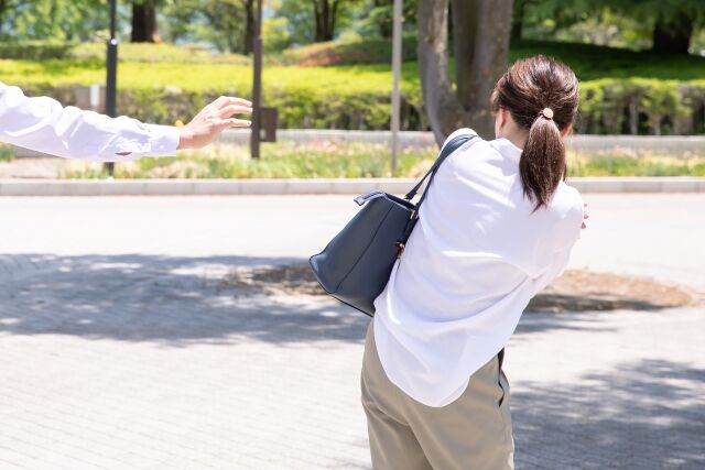 嫌がる女性