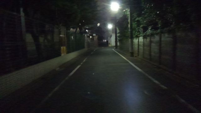 夜の暗い道