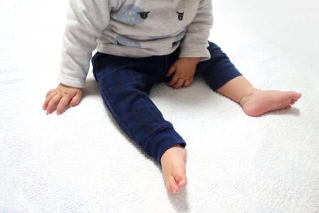座っている赤ちゃん