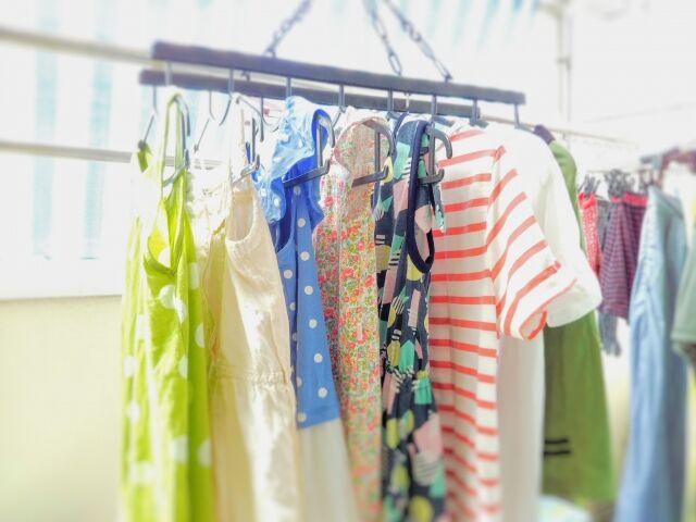 ベランダに干している子供用の洗濯物